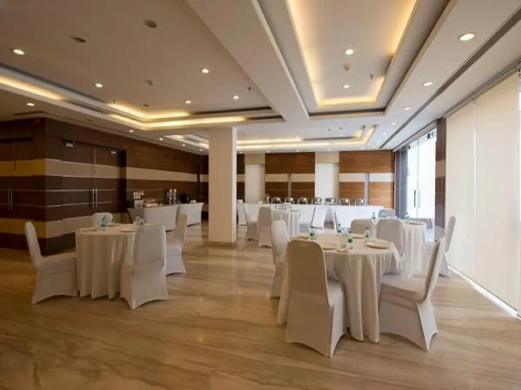 Stately Suites Nh8 Гургаон Отель